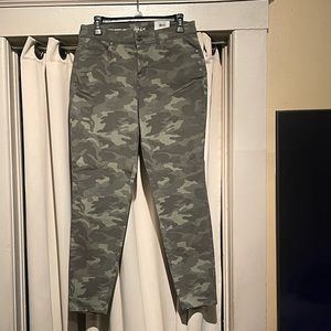 Style & Co Camouflage Skinny/Curvy Leg Jeans size 8 NWT